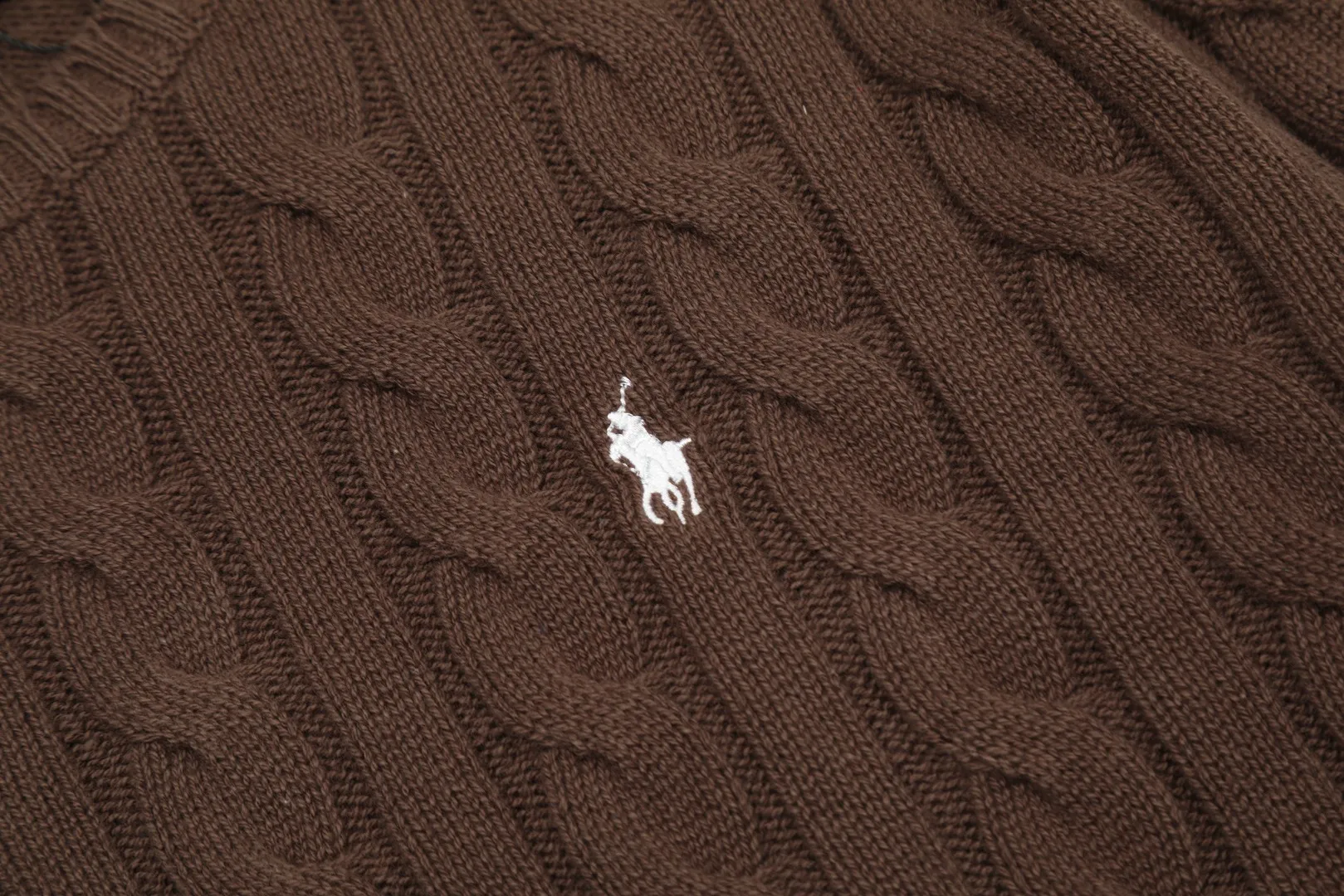 🅿️220 "Top quality" Style number: DS012# [Ralph Lauren round neck solid color pony embroidered logo twist knitted sweater] ✅Ralph Lauren classic basic versatile knitted pullover round neck sweater for men and women ✅Main supplier platform live broadcast Wholesale entity Replacement when out of stock No removal from shelves ✅ZP quality 1:1 version Scan the code to enter the GF website Counter quality ✅Detailed quality The only one in Guangzhou Imported quality cotton yarn, focusing on high-end, cost-effective, good quality needless to say ✅The version is restored to the original order, the maximum size can be worn up to 190 pounds, loose, comfortable and stress-free ✅The upper body is simple and easy to match, ootd must-have style, good-looking clothes are never picky, a must-have in couples' wardrobes, recommended. Size: S-XL Color: Black, off-white, gray, navy, khaki, pink, coffee, red